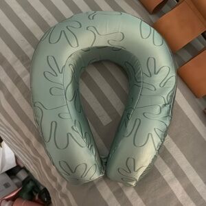 Lost and wander travel pillow teal brand new